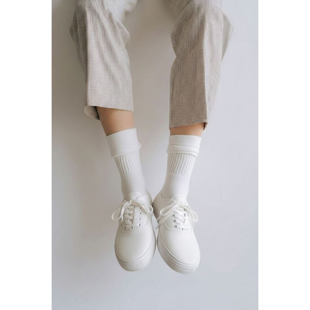 Universal Thread white canvas sneakers size 9